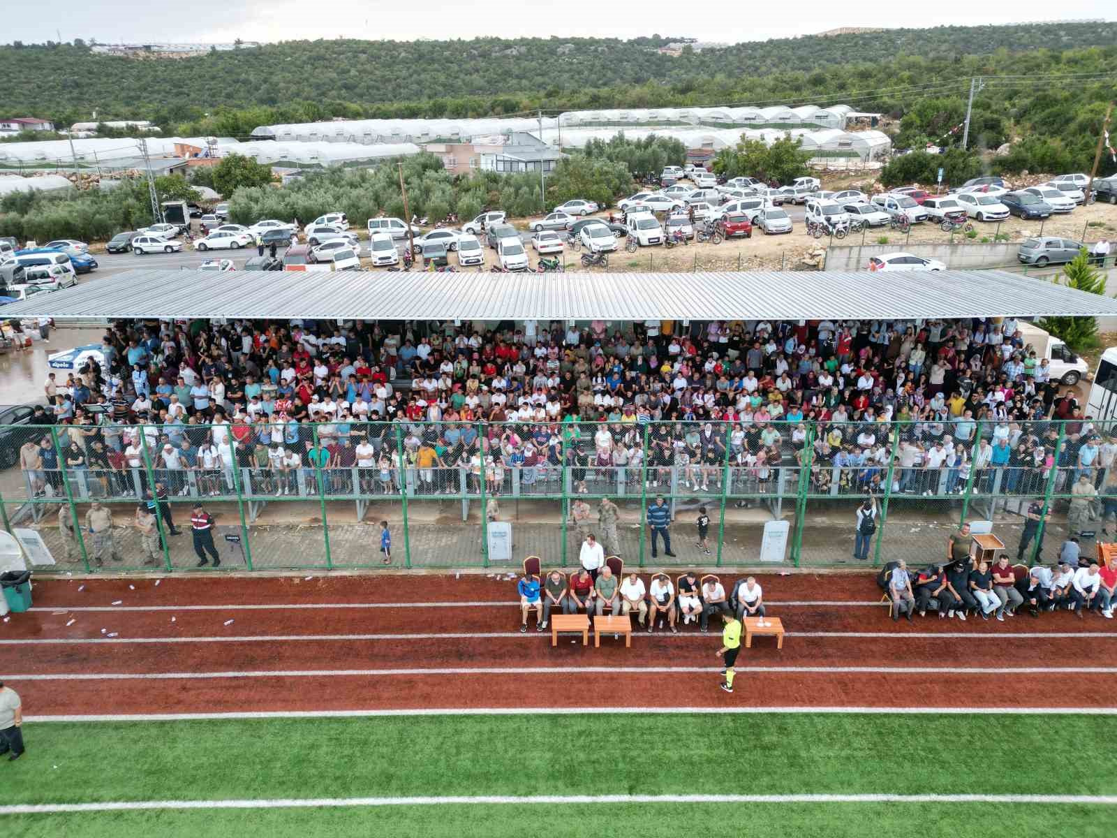 Süper lig maçı değil, mahalle maçı: 15 bin kişi izledi
