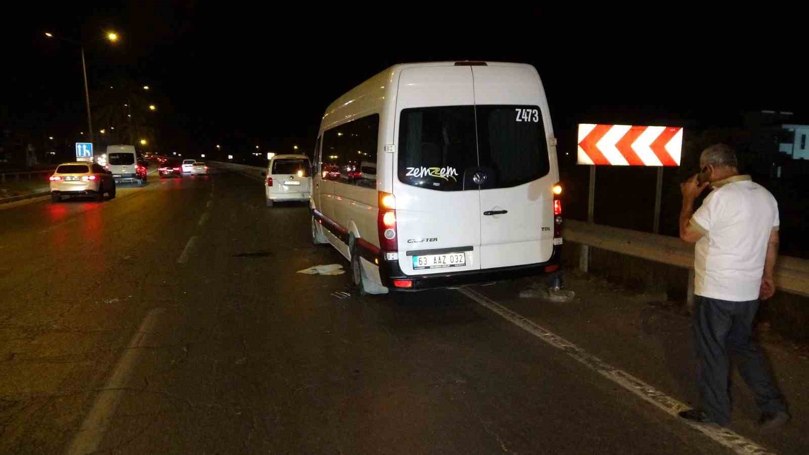 Önlem almadan duran tur minibüsü trafik kazasına neden oldu: 2 yaralı
