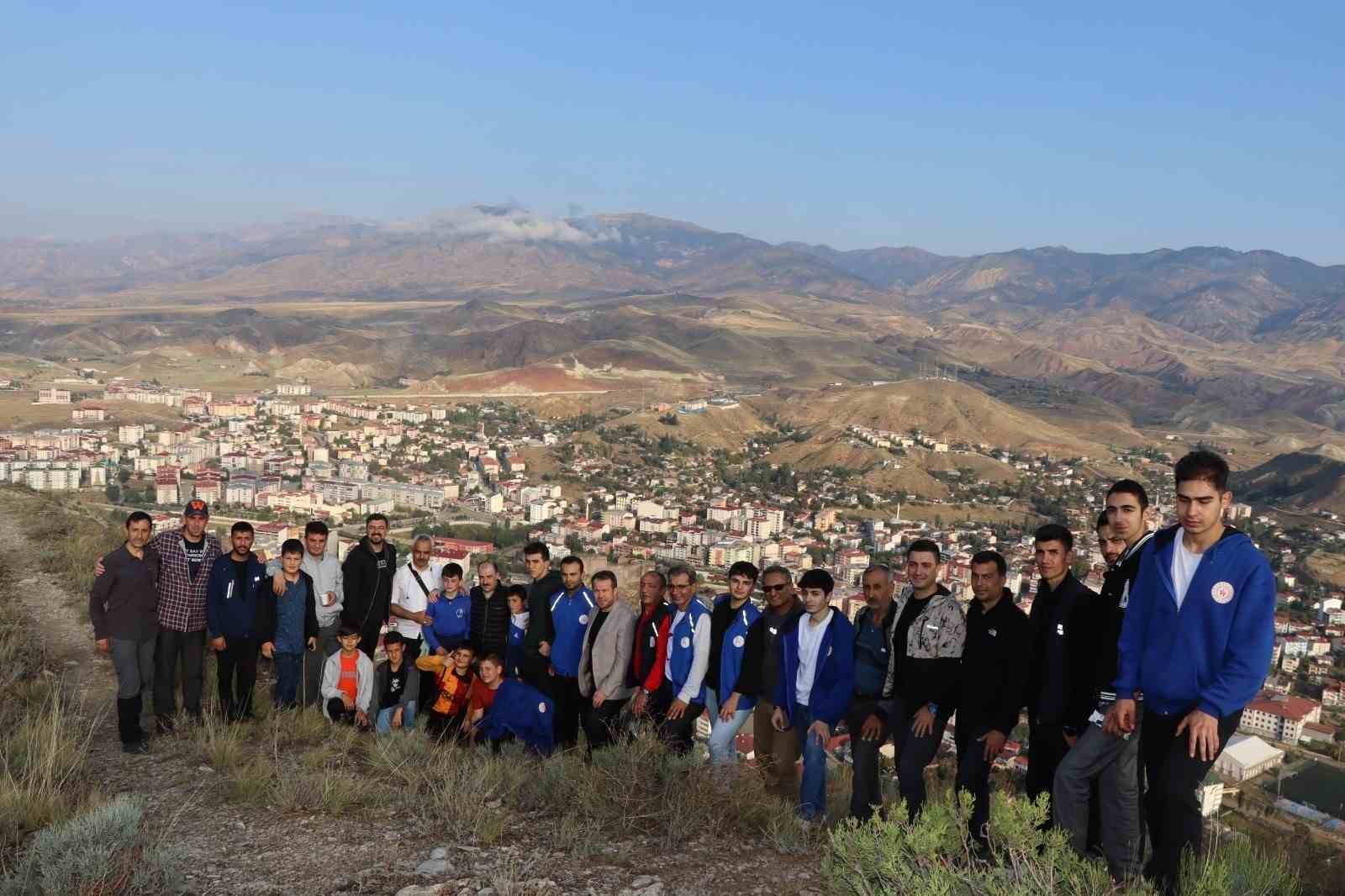 Oltu protokolü Sitare Dağı’na tırmandı
