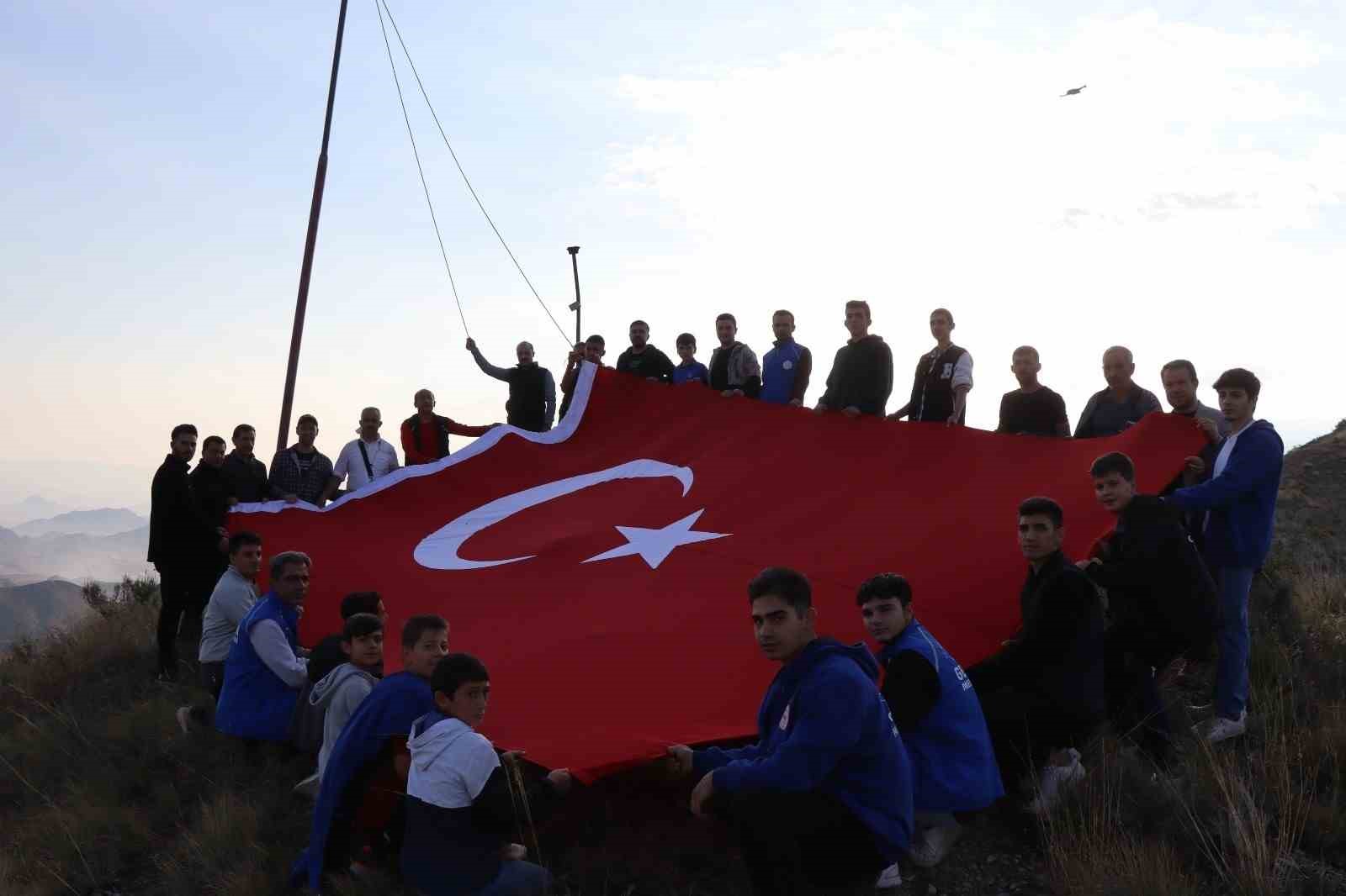 Oltu protokolü Sitare Dağı’na tırmandı
