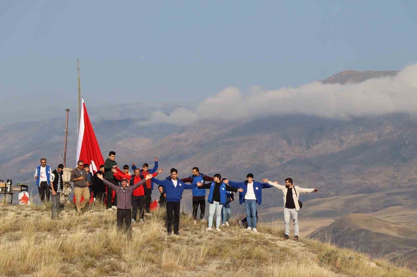 Oltu protokolü Sitare Dağı’na tırmandı
