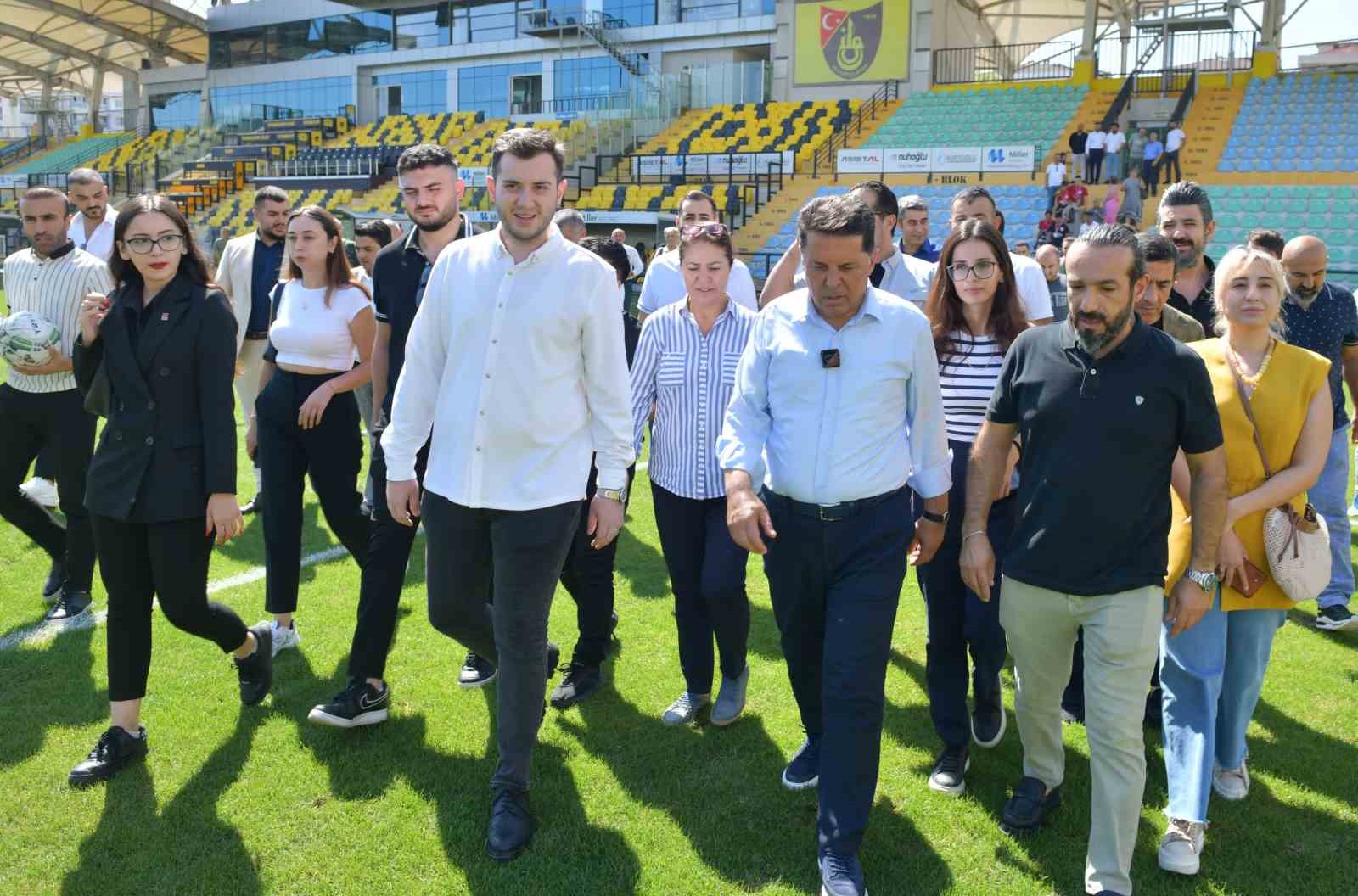 Esenyurt Belediye Başkanı Ahmet Özer’den belediyenin spor tesislerine ziyaret
