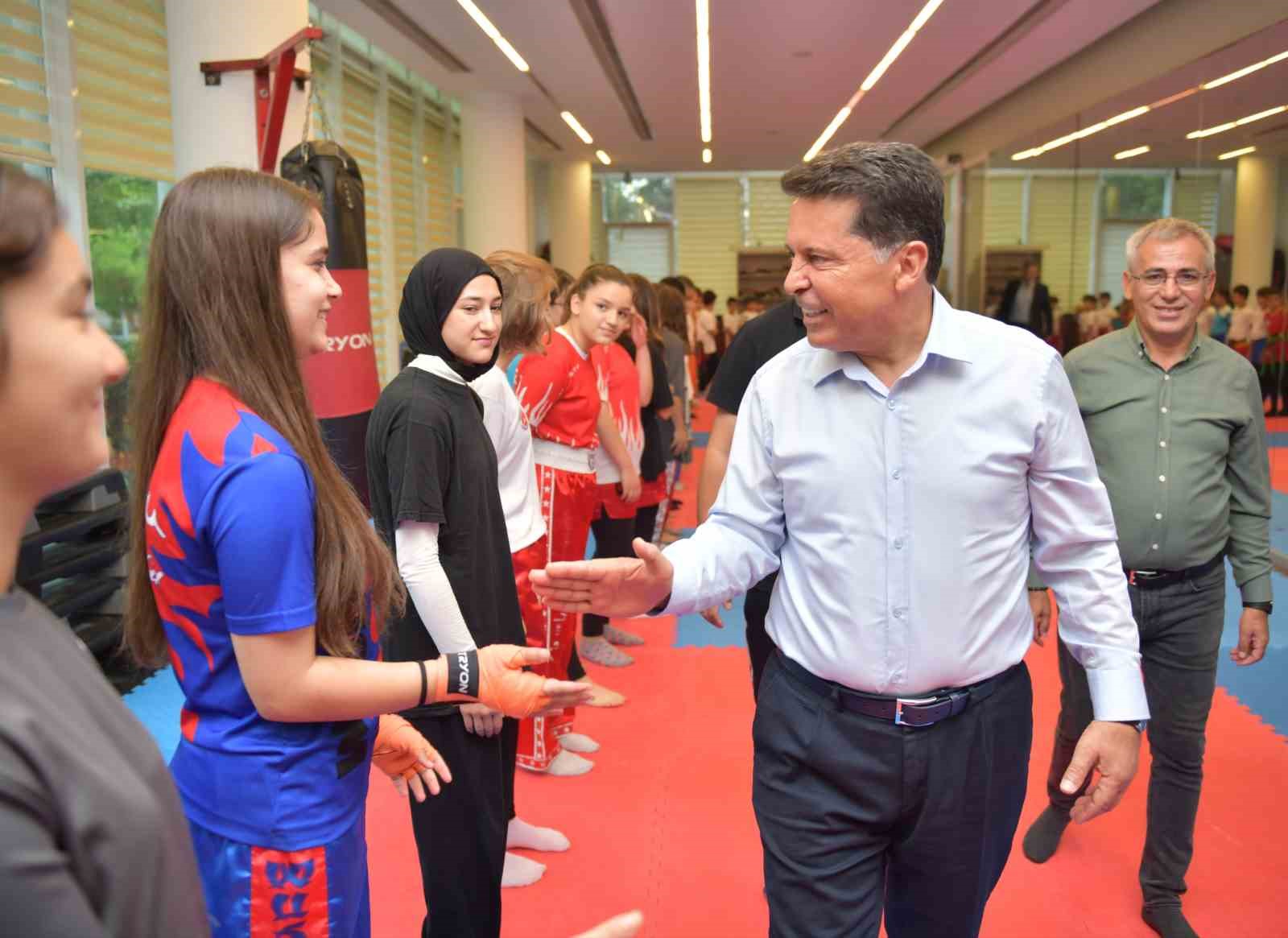 Esenyurt Belediye Başkanı Ahmet Özer’den belediyenin spor tesislerine ziyaret
