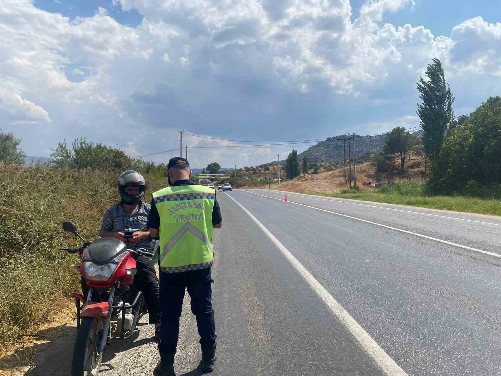 Bisiklet ve yaya yolunu kullanan motosiklet sürücüleri cezadan kaçamadı
