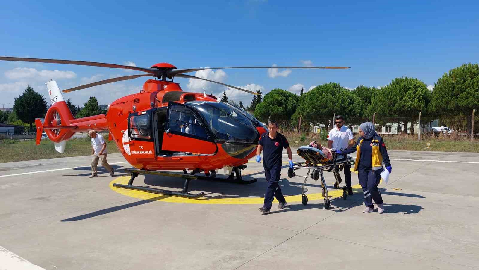 Baygınlık geçiren yaşlı kadın ambulans helikopterle hastaneye sevk edildi
