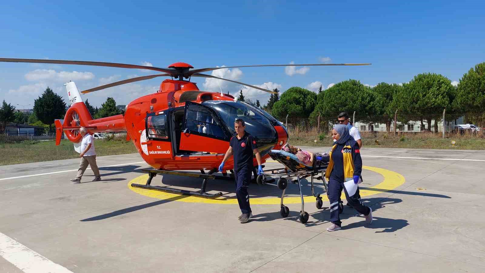 Baygınlık geçiren yaşlı kadın ambulans helikopterle hastaneye sevk edildi
