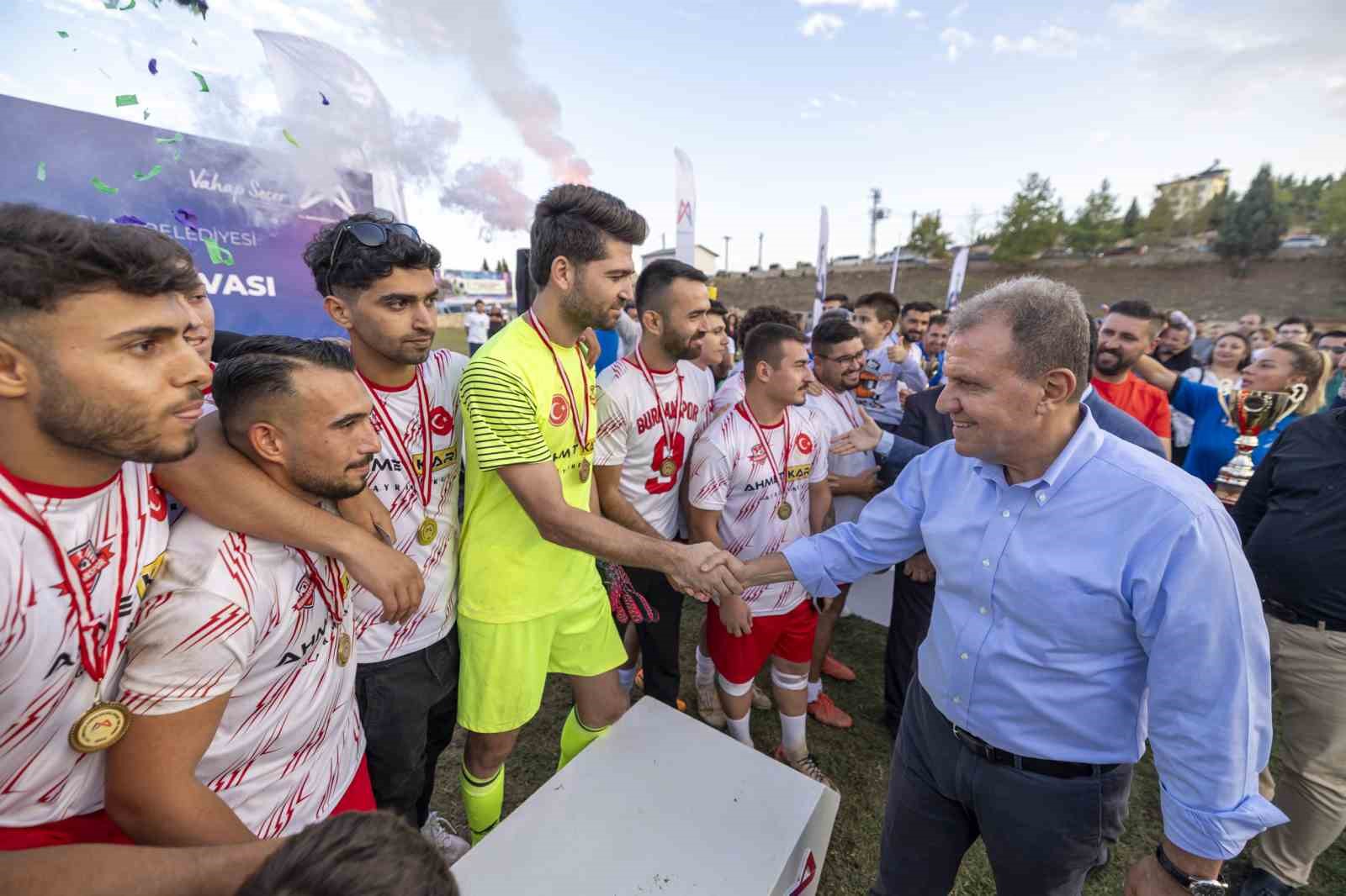 Seçer, 30 Ağustos Zafer Kupası Futbol Turnuvası’nın ödül törenine katıldı
