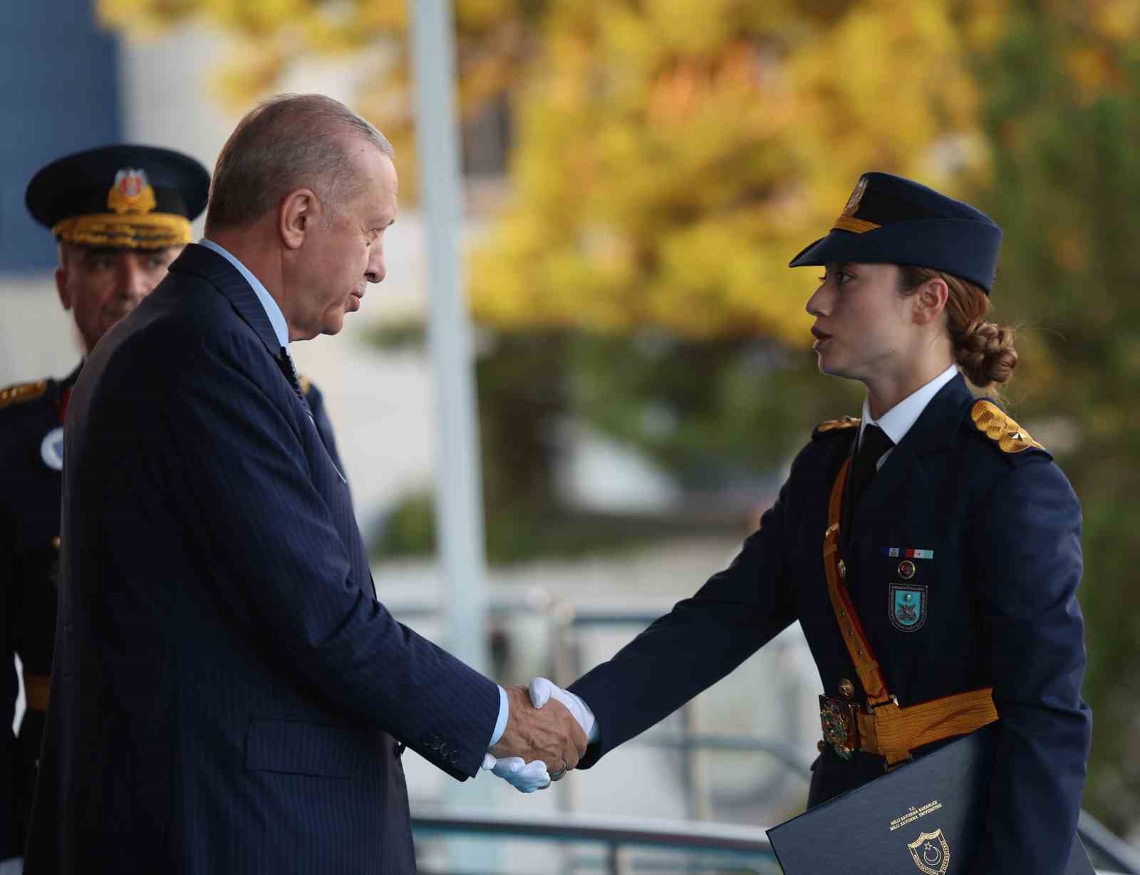 TSK tarihinde ilk: Bu yıl Kara, Hava ve Deniz Harp Okullarının birincileri kadın teğmenler oldu
