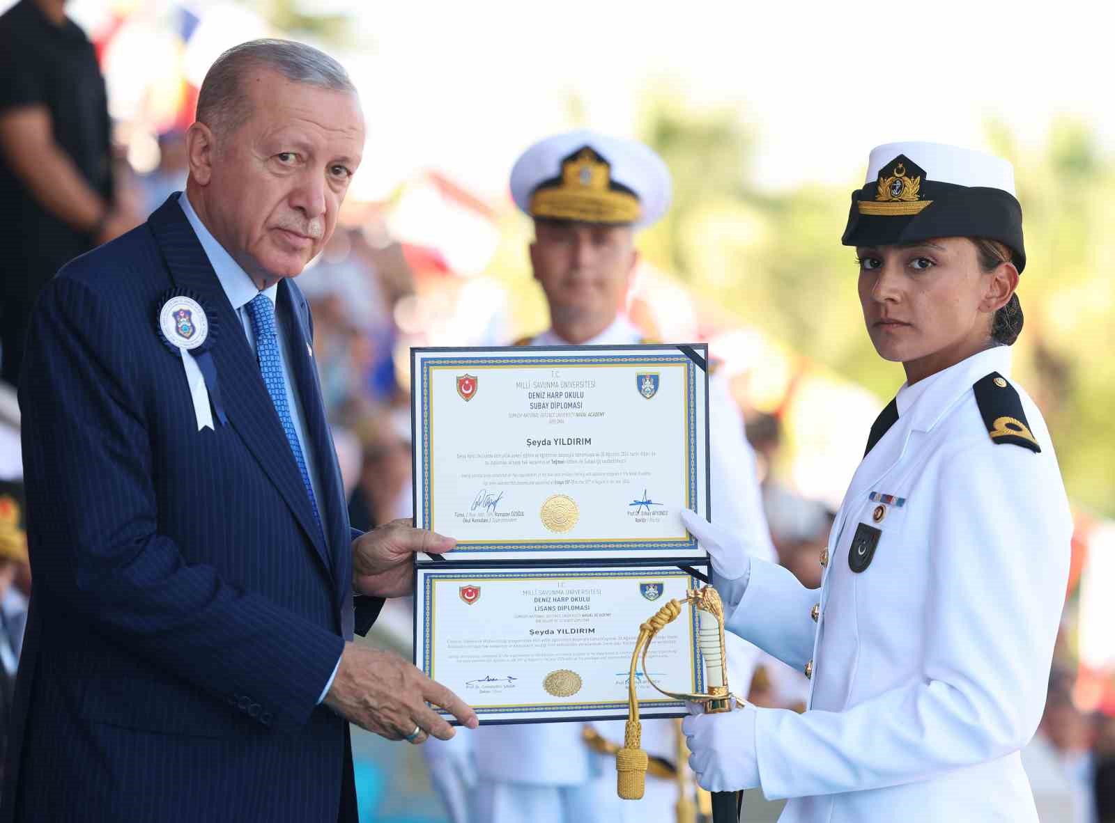 TSK tarihinde ilk: Bu yıl Kara, Hava ve Deniz Harp Okullarının birincileri kadın teğmenler oldu
