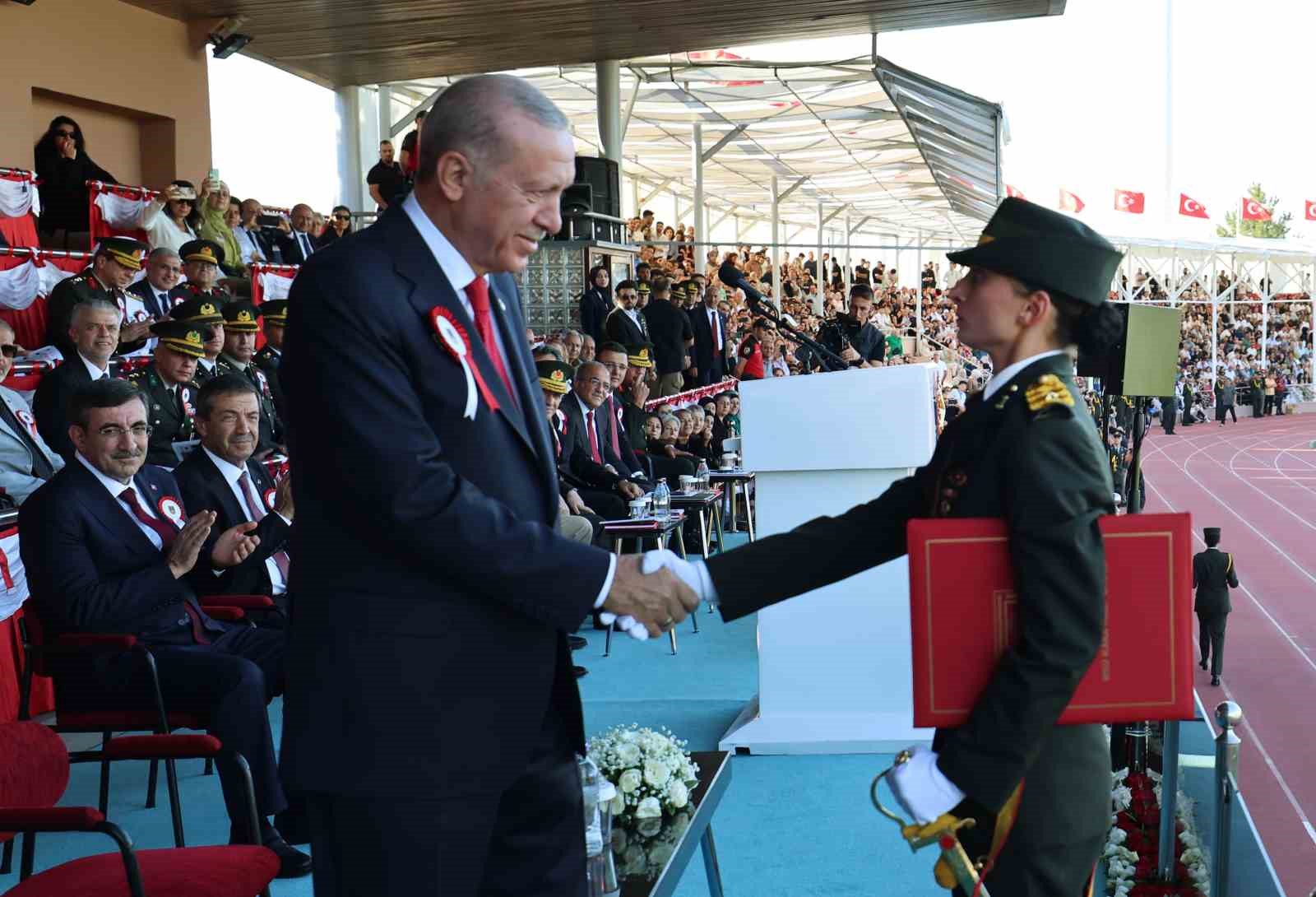 TSK tarihinde ilk: Bu yıl Kara, Hava ve Deniz Harp Okullarının birincileri kadın teğmenler oldu
