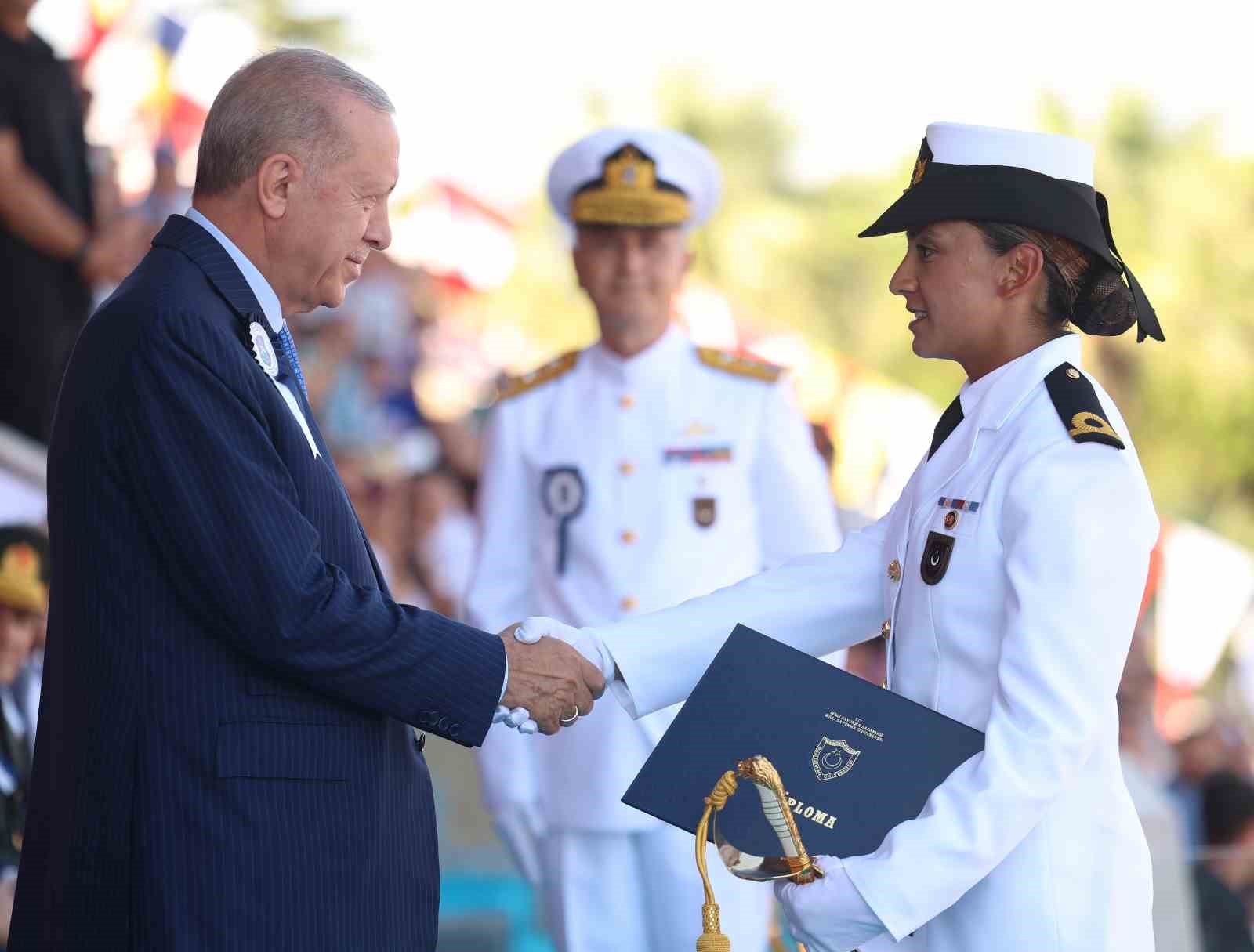 TSK tarihinde ilk: Bu yıl Kara, Hava ve Deniz Harp Okullarının birincileri kadın teğmenler oldu
