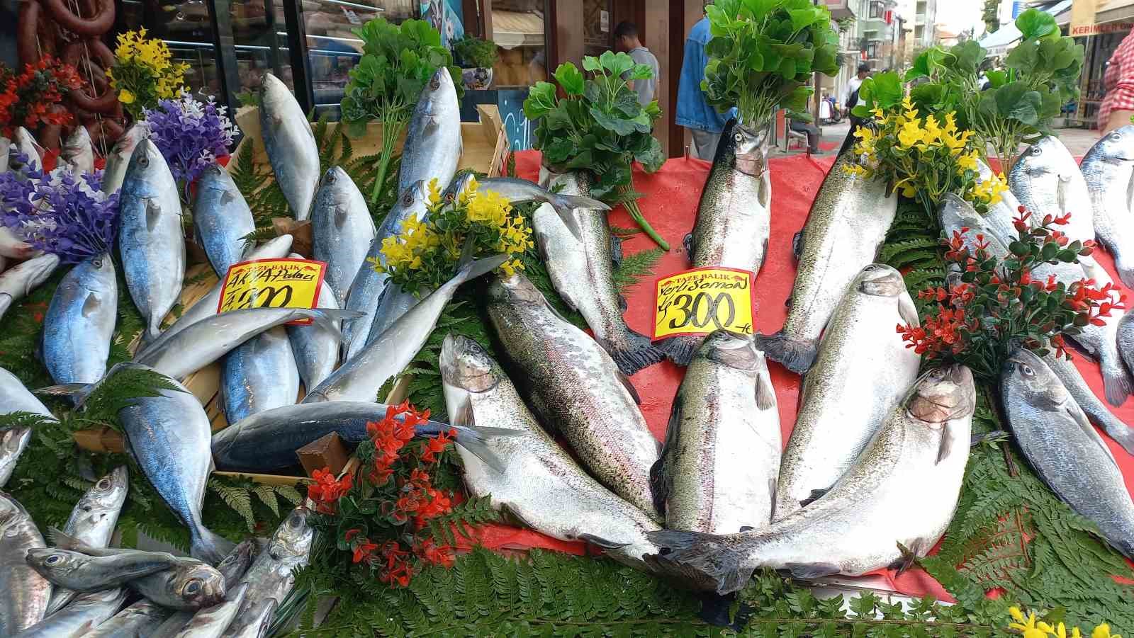 Balık sezonu açıldı, balıklar tezgahlardaki yerini aldı
