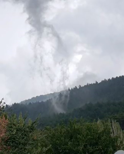 Antalya’da ormanlık alanda oluşan hortum kısa süreli paniğe yol açtı
