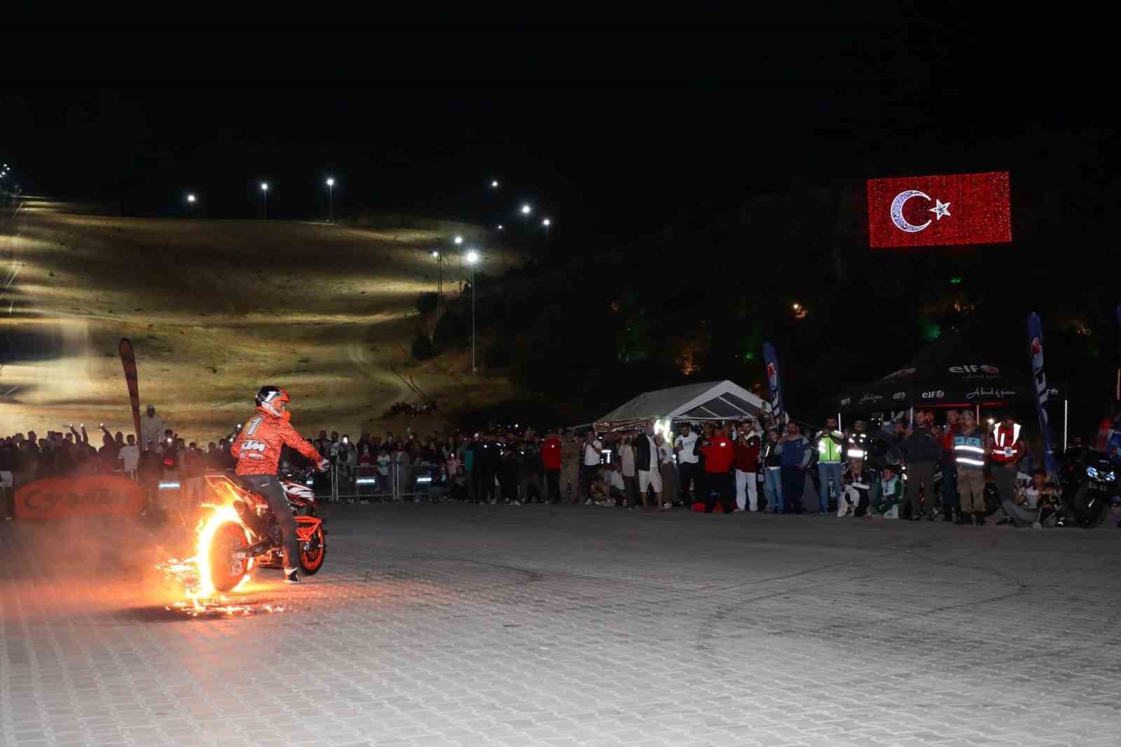 Ergan Dağında motosiklet akrobasi şov
