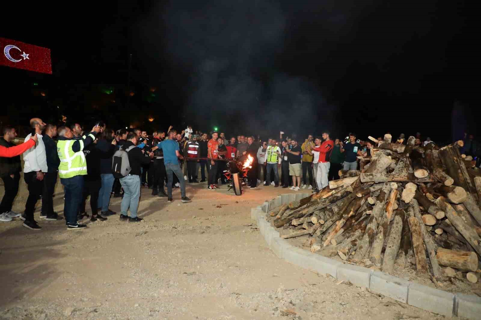 Ergan Dağında motosiklet akrobasi şov
