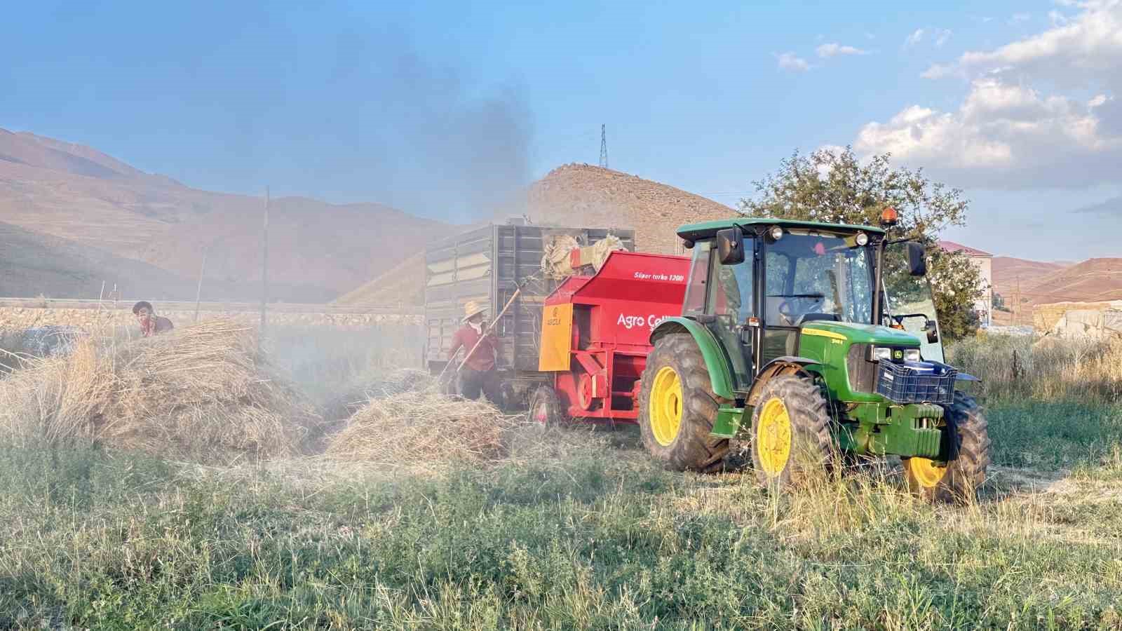 Yüksekova’da çiftçilerin kış hazırlığı başladı
