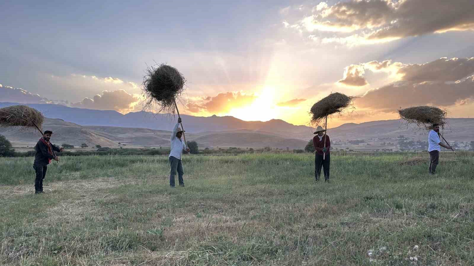 Yüksekova’da çiftçilerin kış hazırlığı başladı
