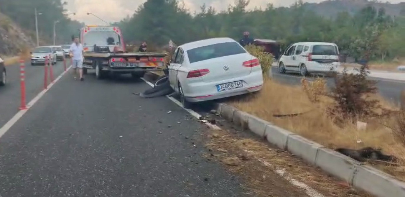 Kafa kafaya çarpışan 2 otomobil hurdaya döndü
