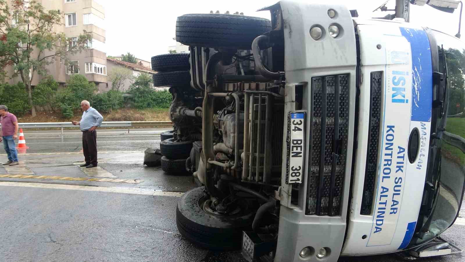 Kartal’da İSKİ’ye ait zift yüklü kamyon yan yattı
