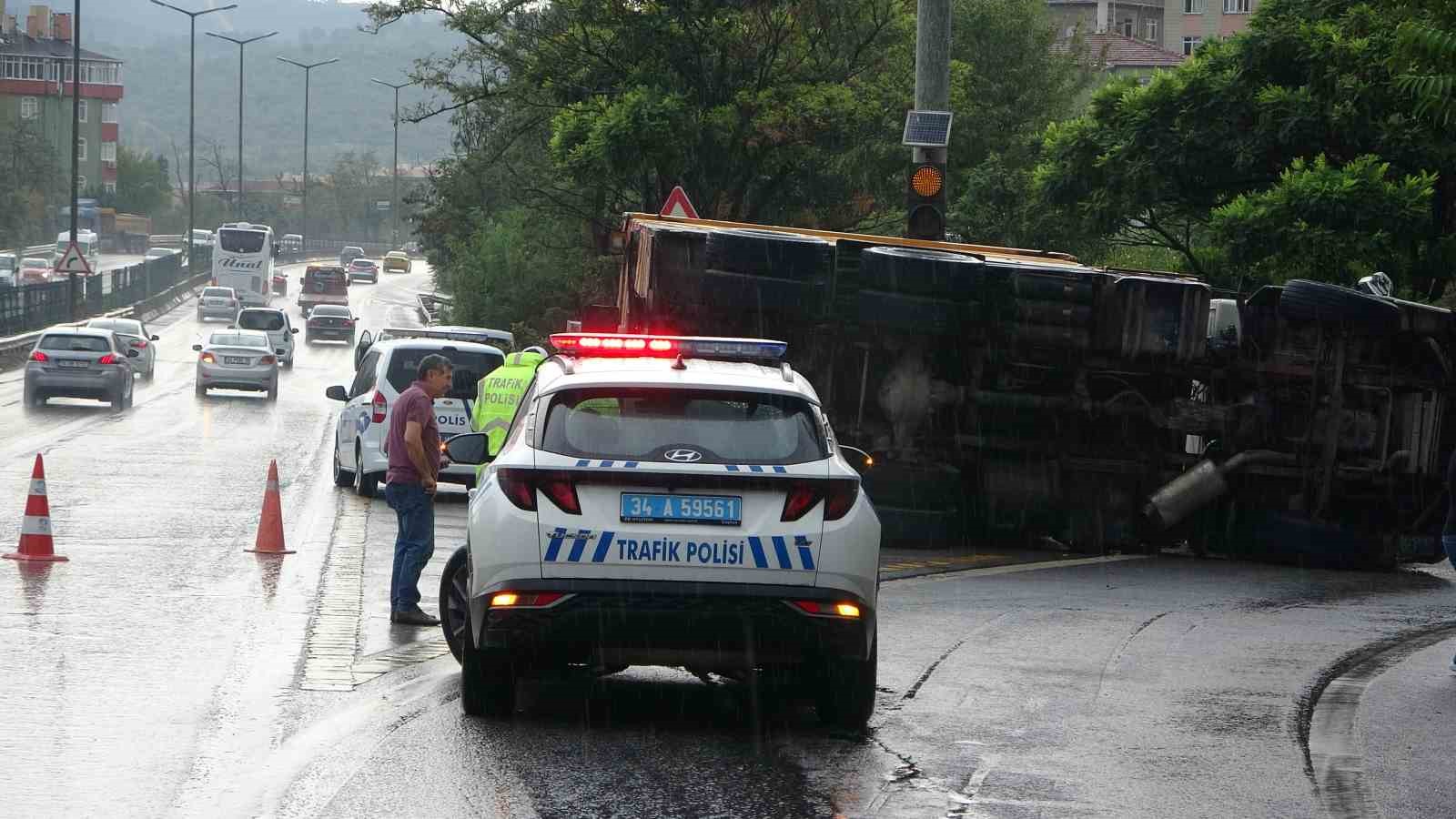 Kartal’da İSKİ’ye ait zift yüklü kamyon yan yattı
