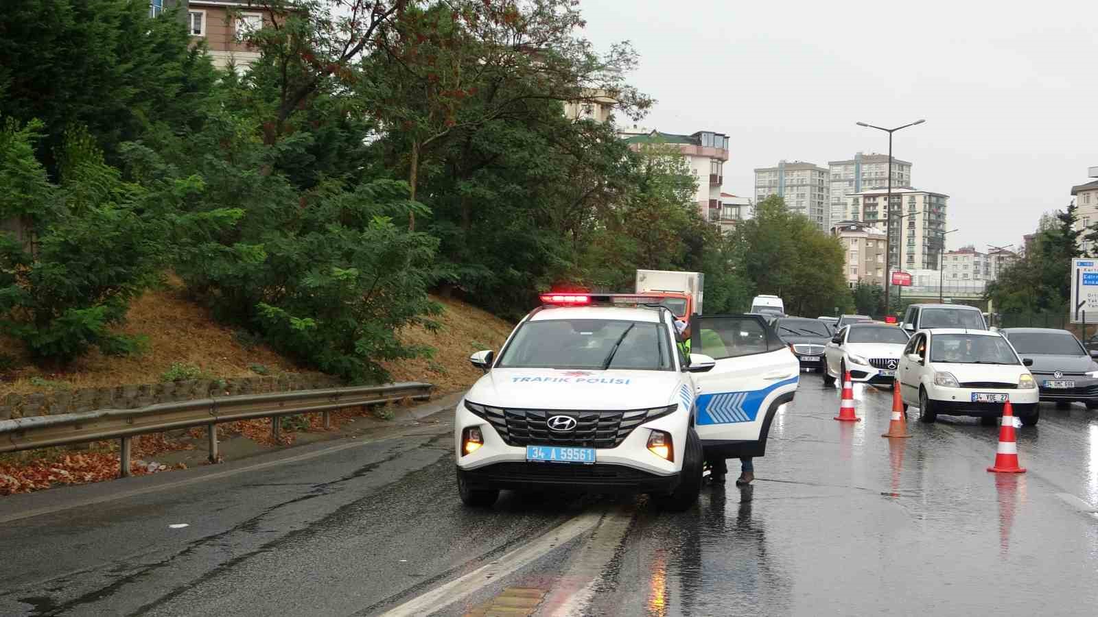 Kartal’da İSKİ’ye ait zift yüklü kamyon yan yattı
