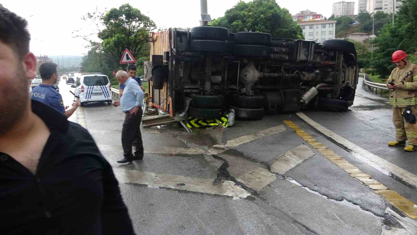 Kartal’da İSKİ’ye ait zift yüklü kamyon yan yattı
