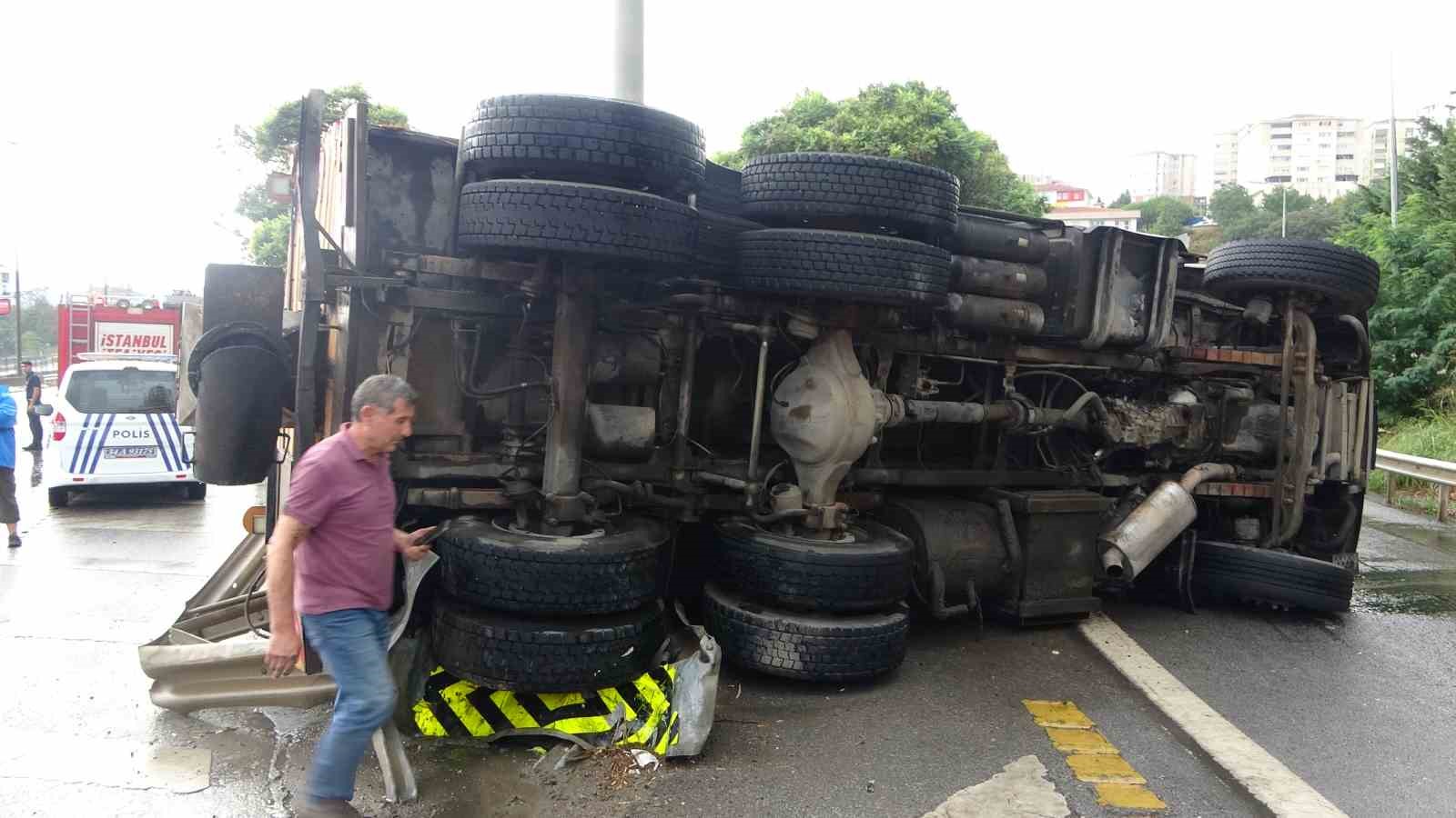 Kartal’da İSKİ’ye ait zift yüklü kamyon yan yattı
