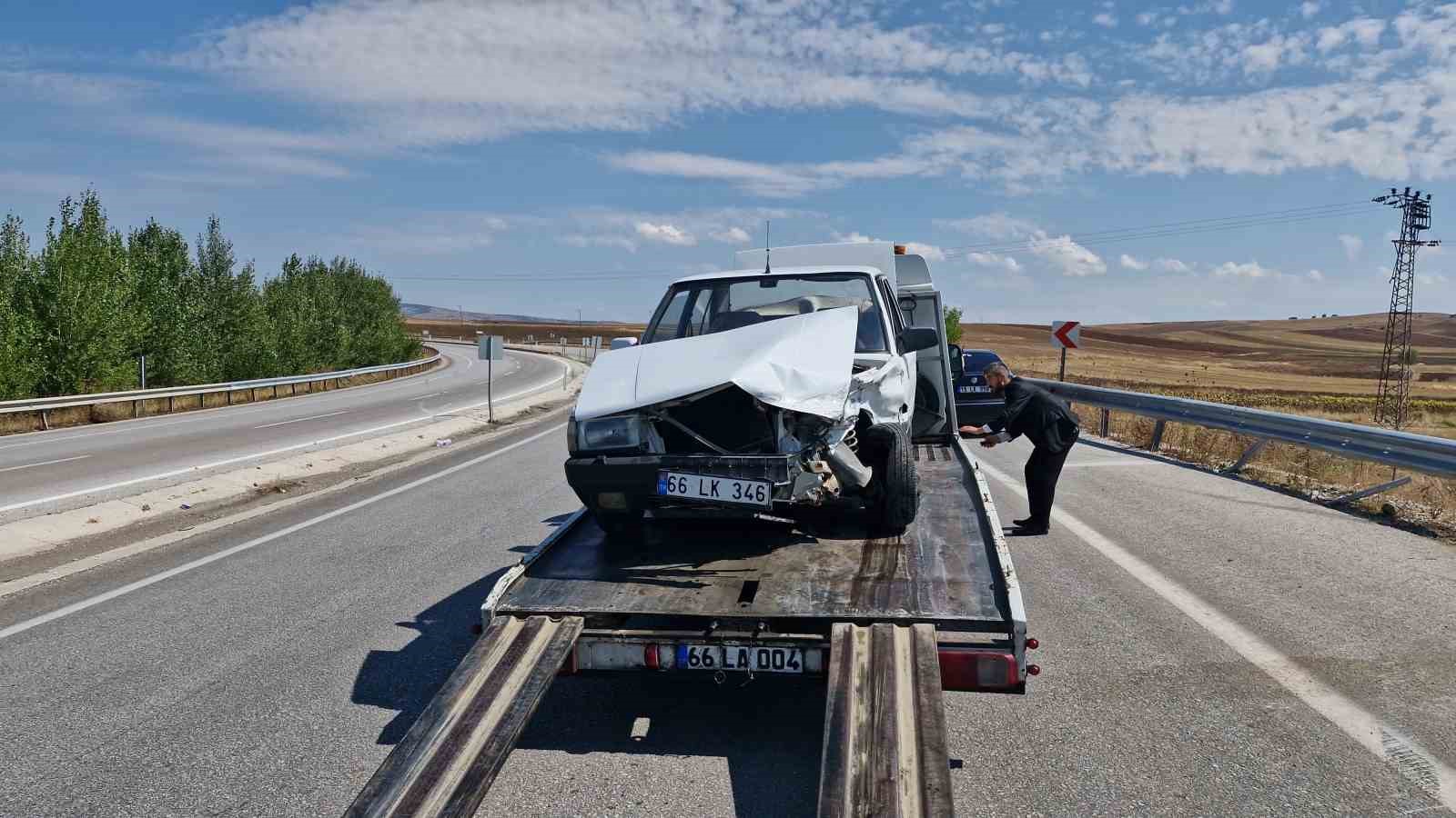 Kontrolden çıkan otomobil karşı şeride geçip bariyerlere çarptı: 2 yaralı
