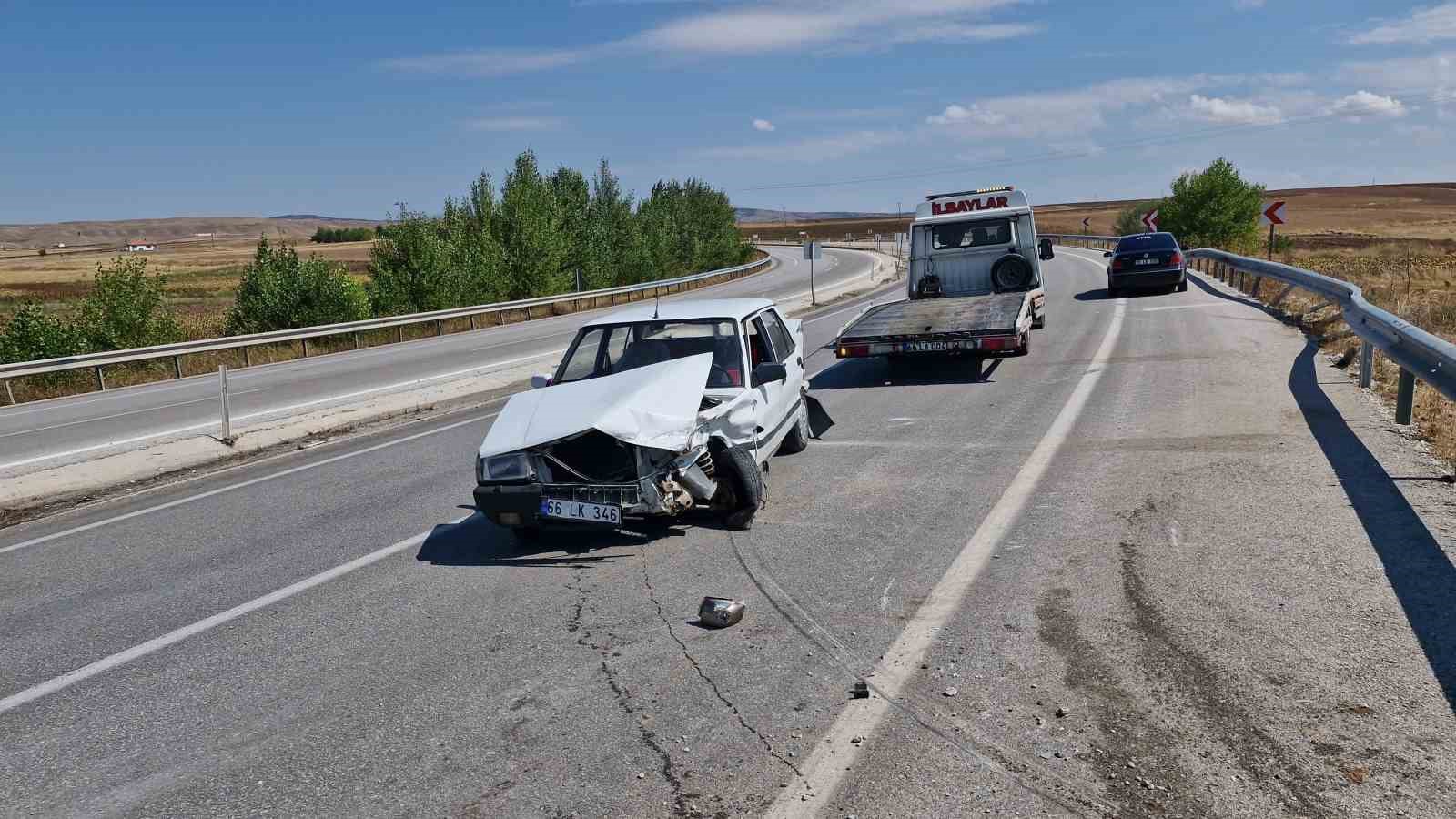 Kontrolden çıkan otomobil karşı şeride geçip bariyerlere çarptı: 2 yaralı
