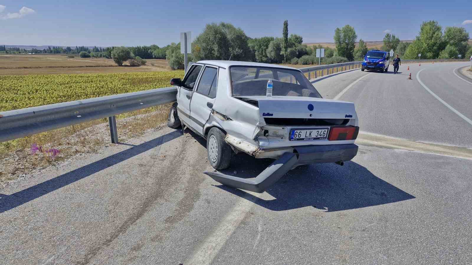 Kontrolden çıkan otomobil karşı şeride geçip bariyerlere çarptı: 2 yaralı
