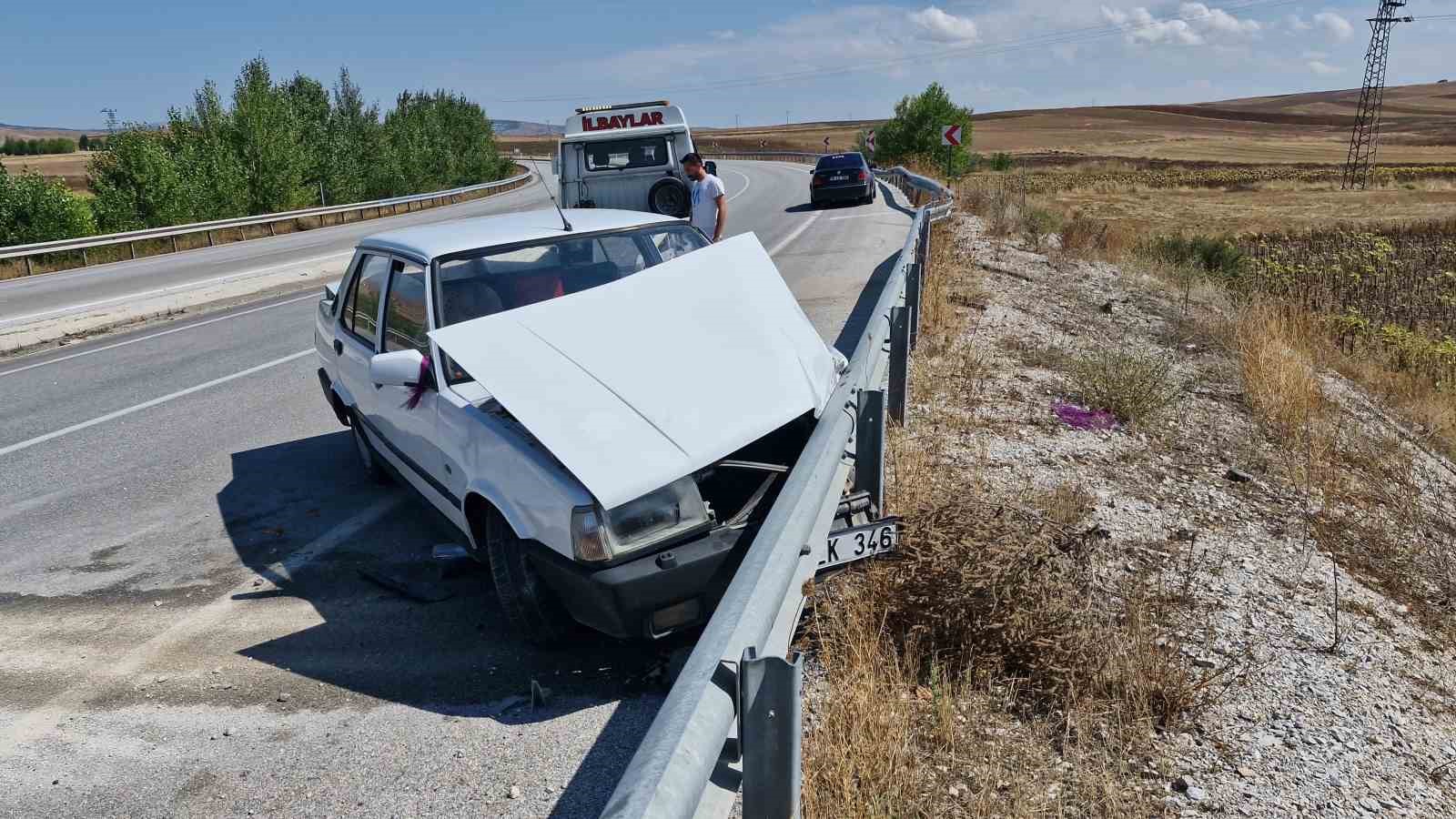 Kontrolden çıkan otomobil karşı şeride geçip bariyerlere çarptı: 2 yaralı
