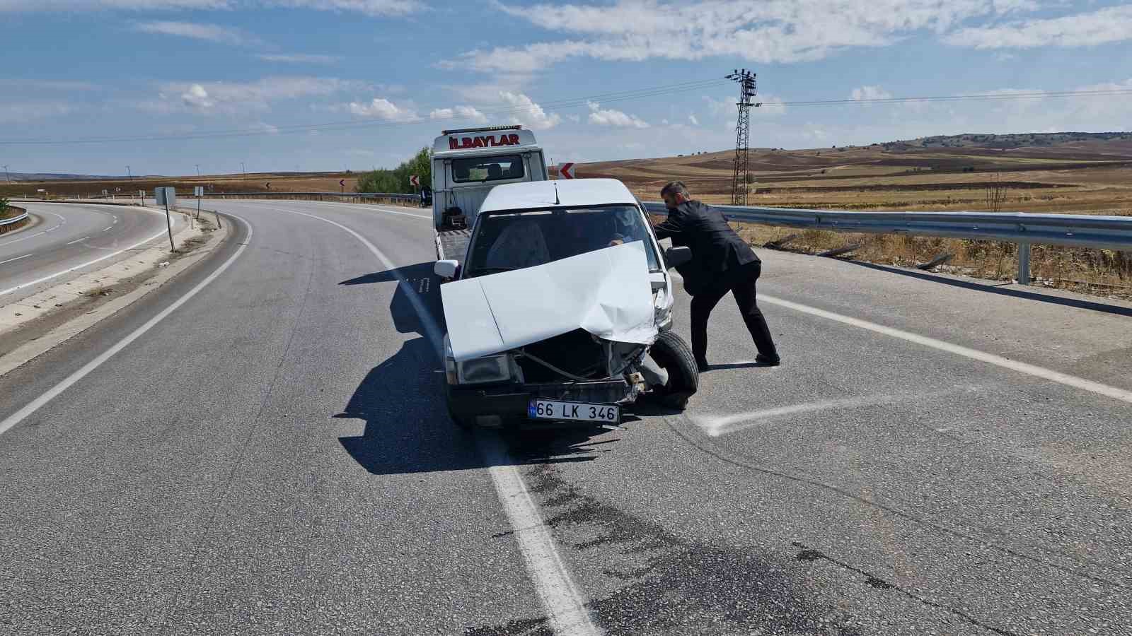 Kontrolden çıkan otomobil karşı şeride geçip bariyerlere çarptı: 2 yaralı
