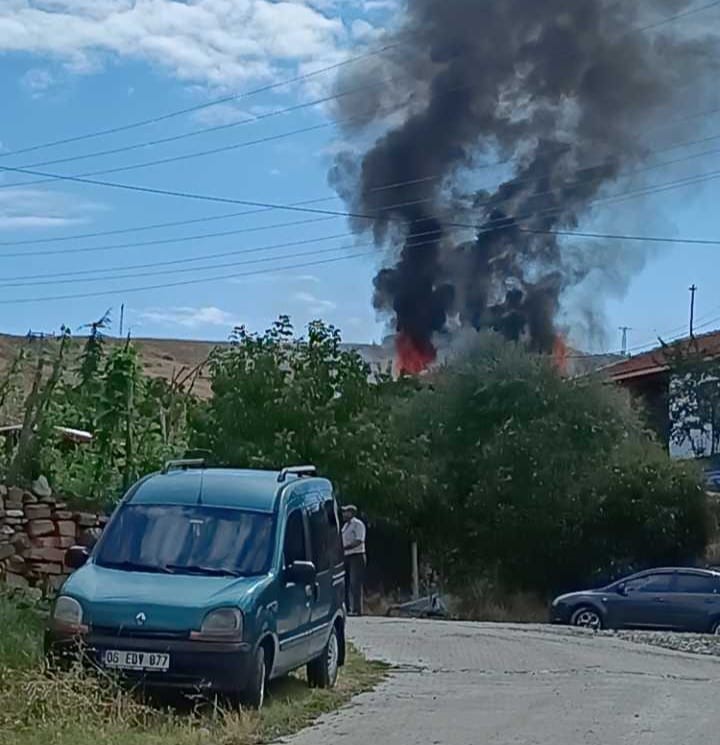 Yarımsöğüt köyünde bir ev alevlere teslim oldu
