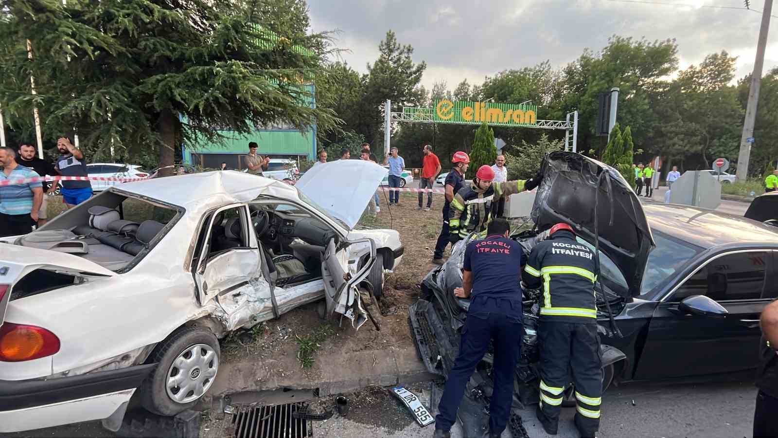 Kartepe’de iki otomobil çarpıştı: 3 yaralı
