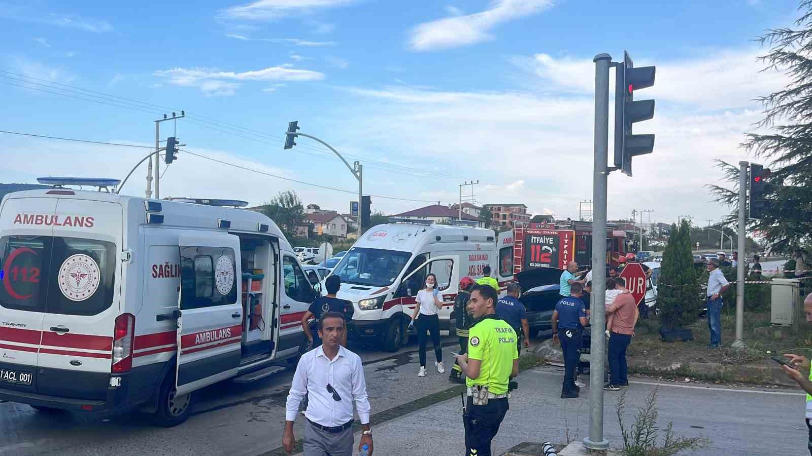 Kartepe’de iki otomobil çarpıştı: 3 yaralı
