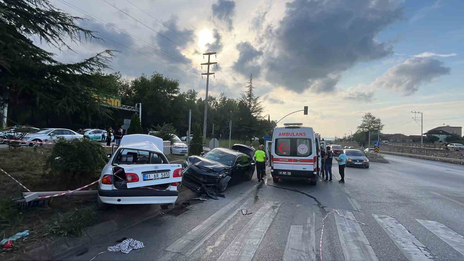 Kartepe’de iki otomobil çarpıştı: 3 yaralı
