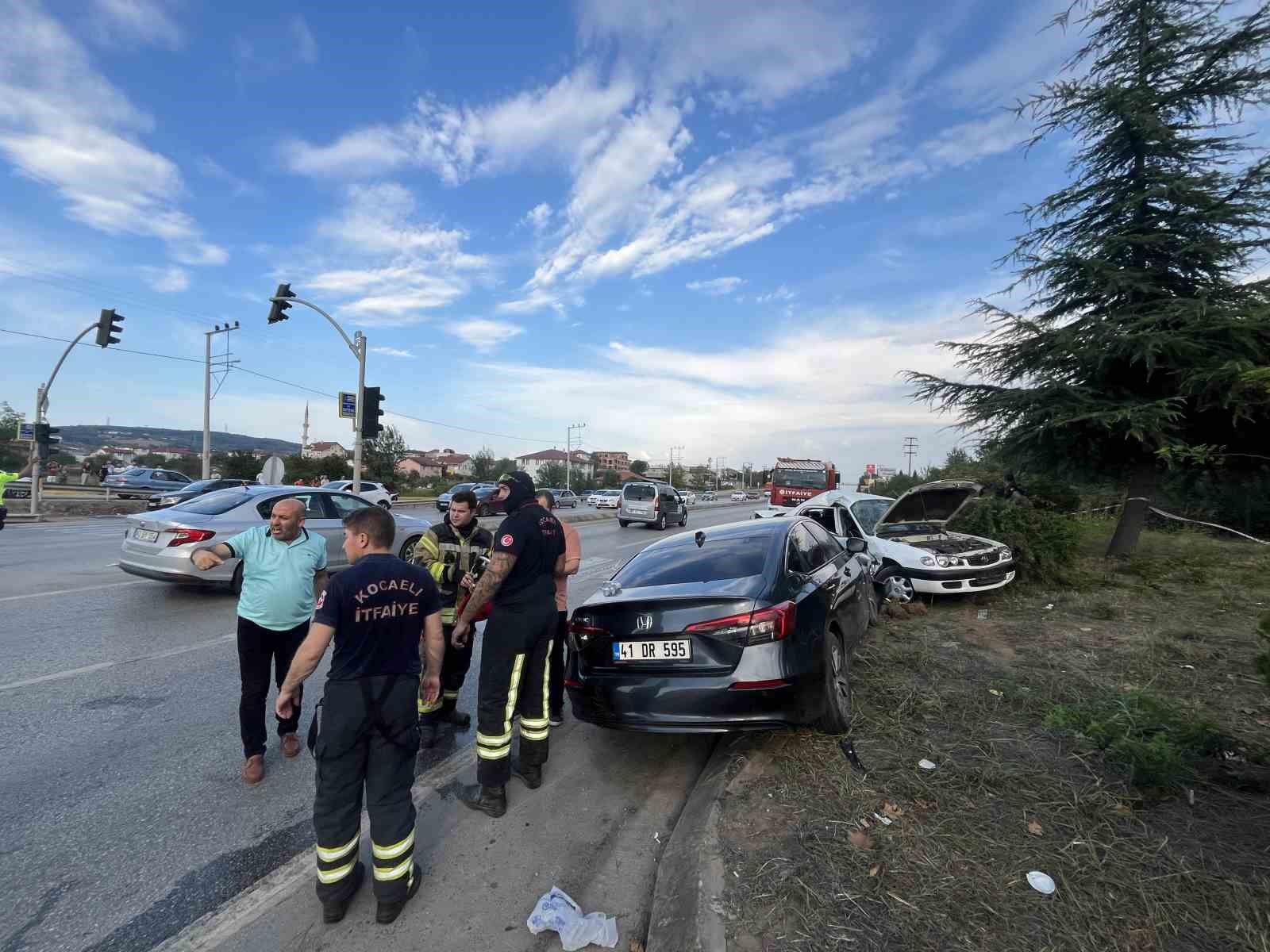 Kartepe’de iki otomobil çarpıştı: 3 yaralı
