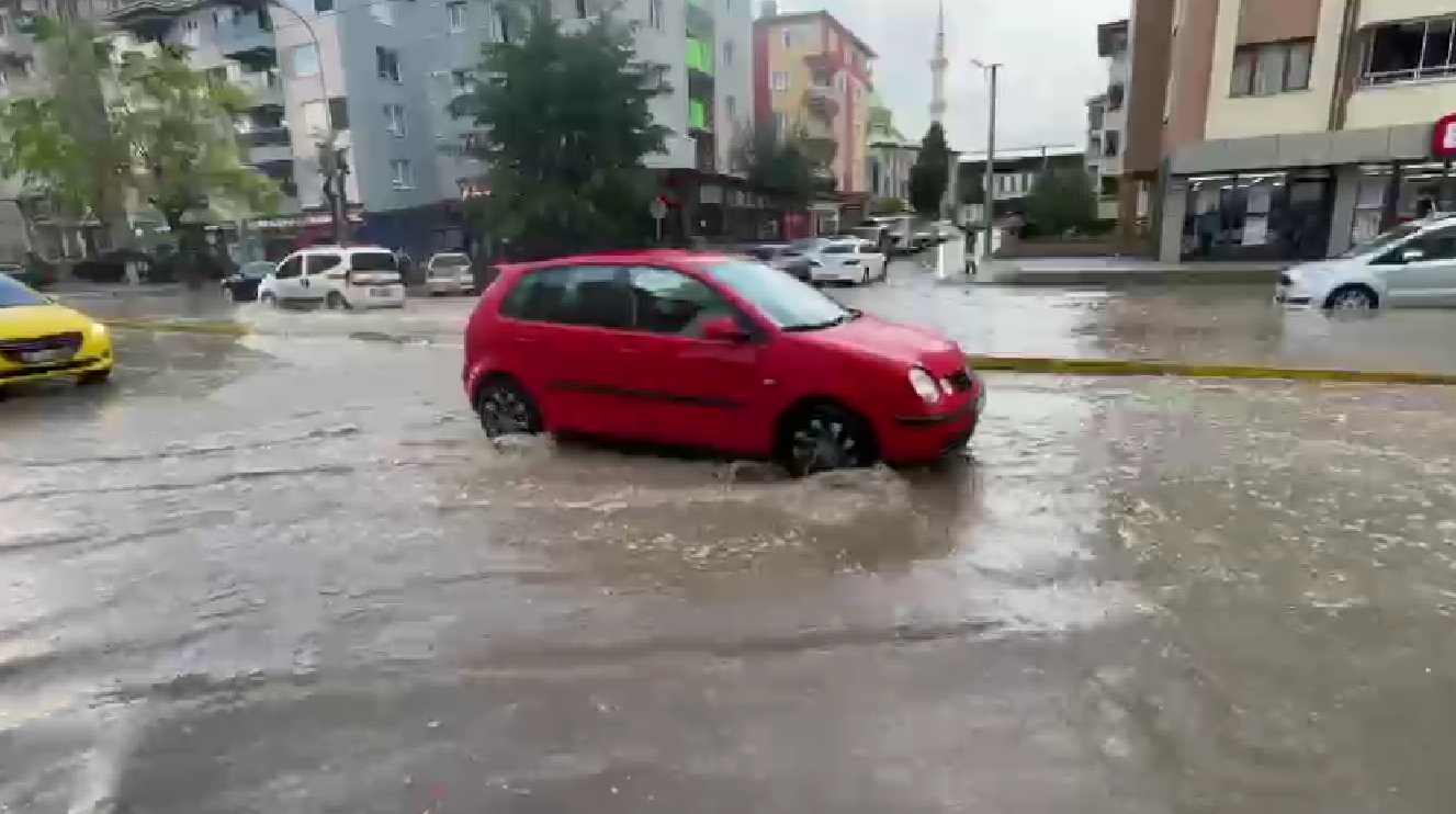 Aniden bastıran kuvvetli yağış Eskişehir’de hayatı olumsuz etkiledi
