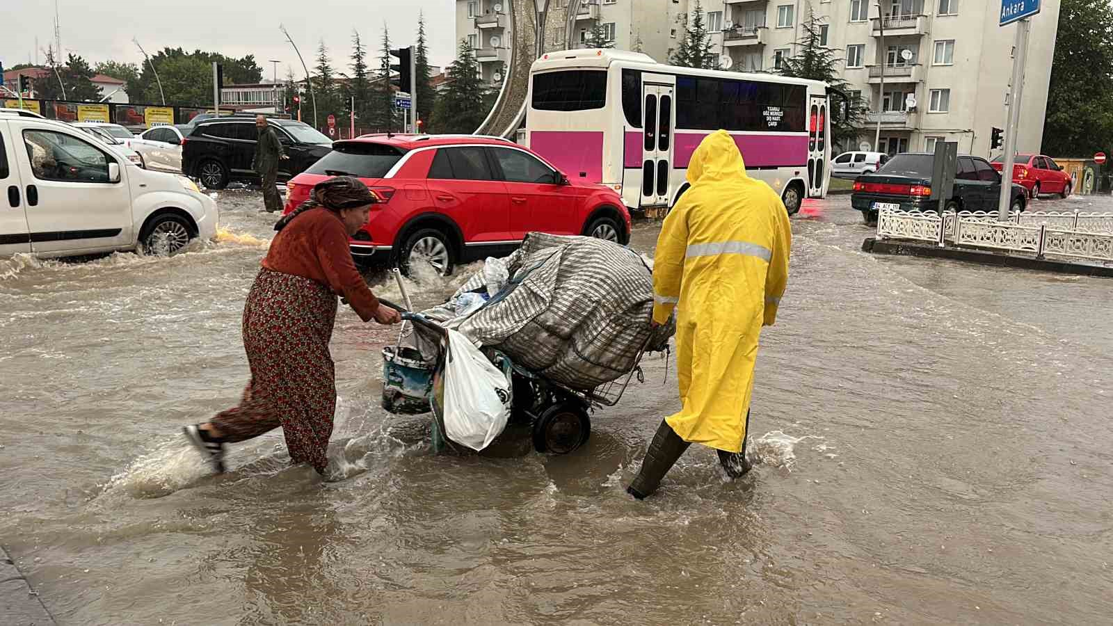 Uşak’ta sağanak yağış yolları göle çevirdi
