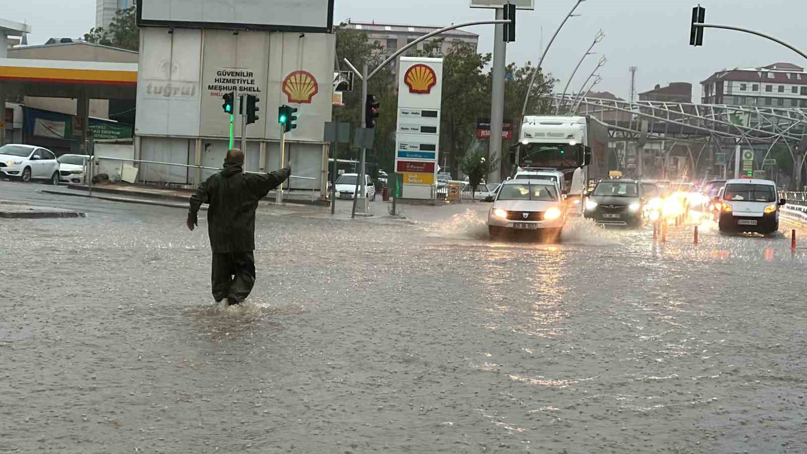 Uşak’ta sağanak yağış yolları göle çevirdi
