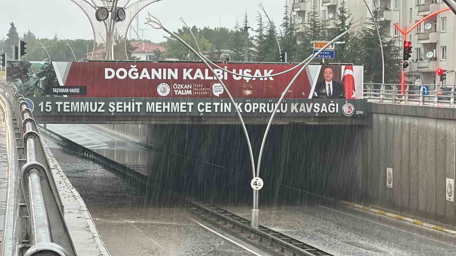 Uşak’ta sağanak yağış yolları göle çevirdi
