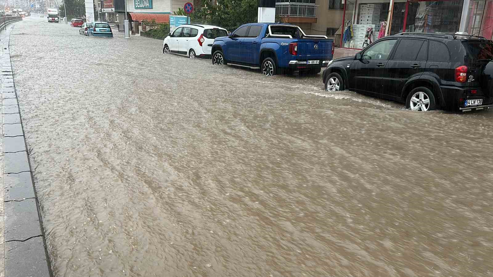 Uşak’ta sağanak yağış yolları göle çevirdi
