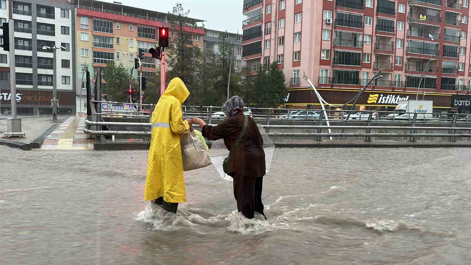 Uşak’ta sağanak yağış yolları göle çevirdi
