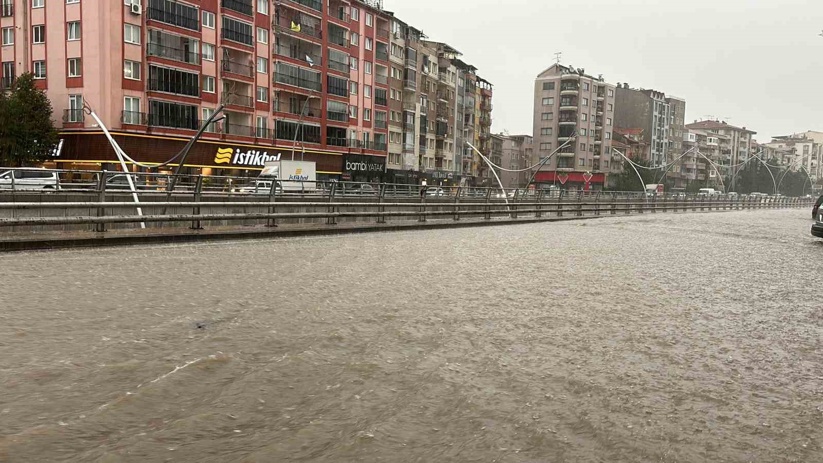 Uşak’ta sağanak yağış yolları göle çevirdi
