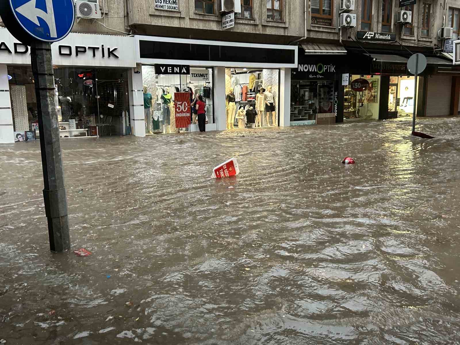 Uşak’ta sağanak yağış yolları göle çevirdi
