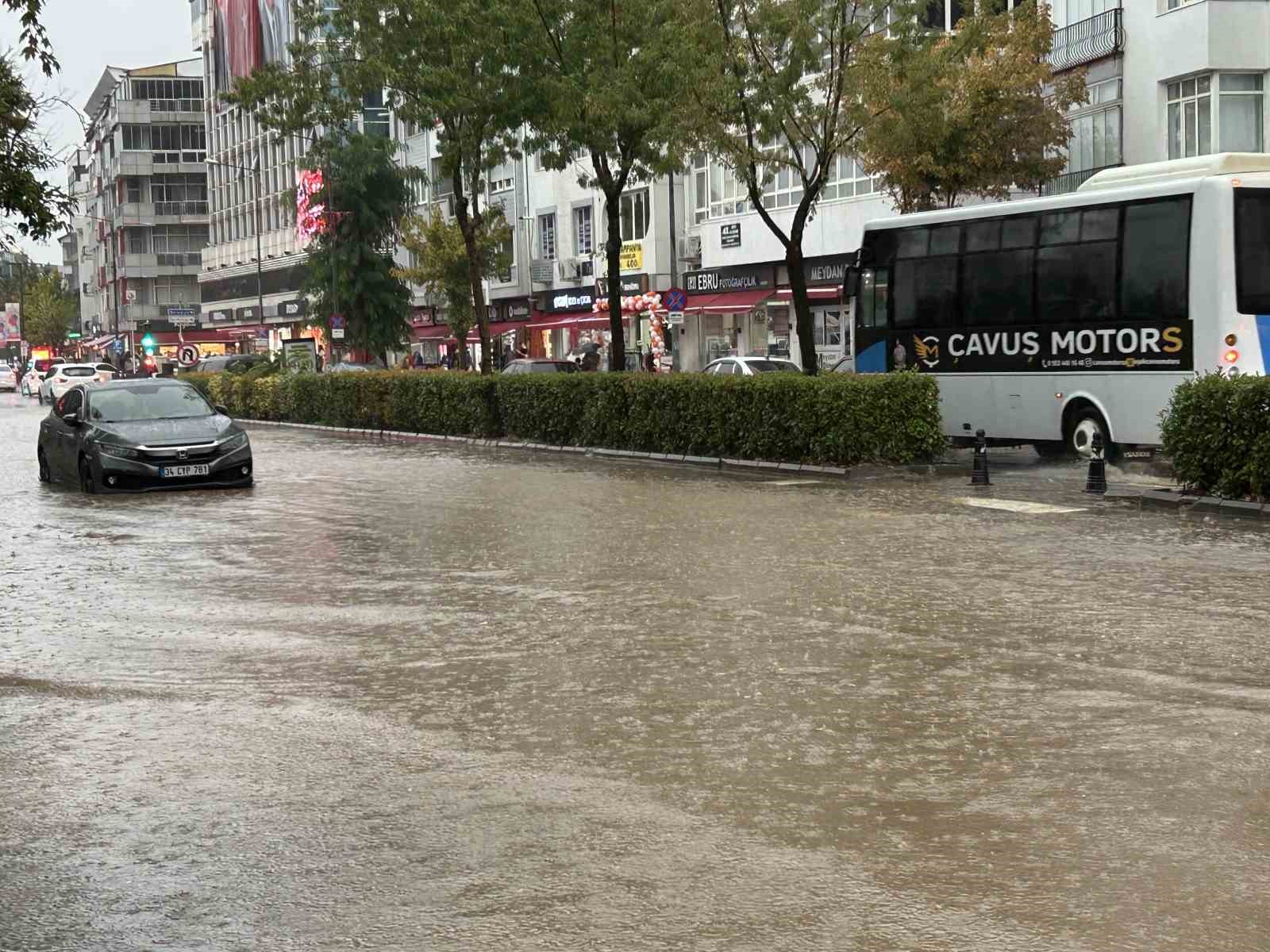 Uşak’ta sağanak yağış yolları göle çevirdi
