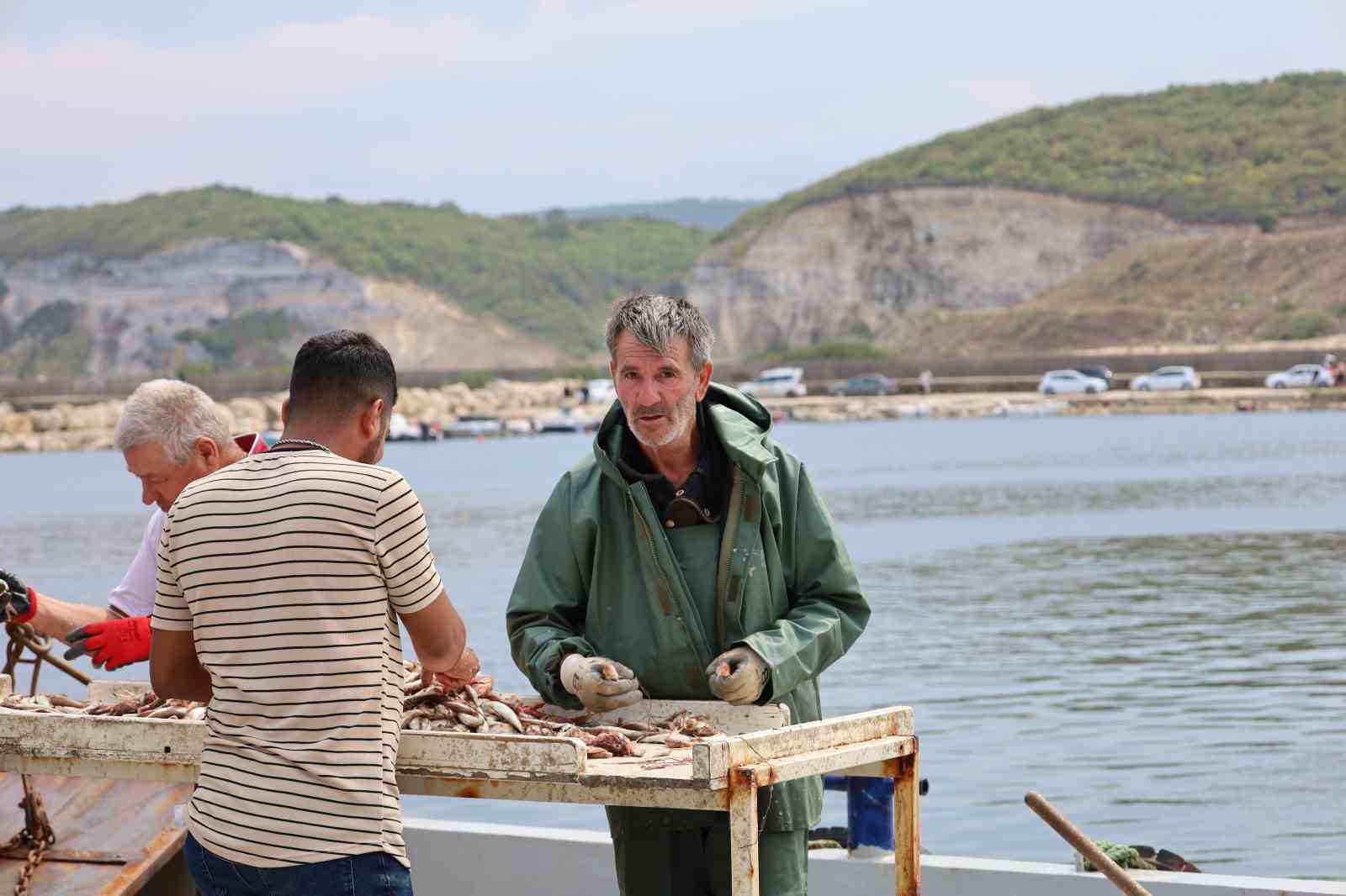 Kırklareli’nde kötü havaya aldırış etmeyen balıkçılar sezonu açtı
