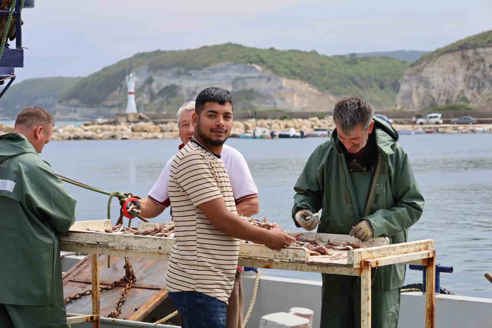 Kırklareli’nde kötü havaya aldırış etmeyen balıkçılar sezonu açtı
