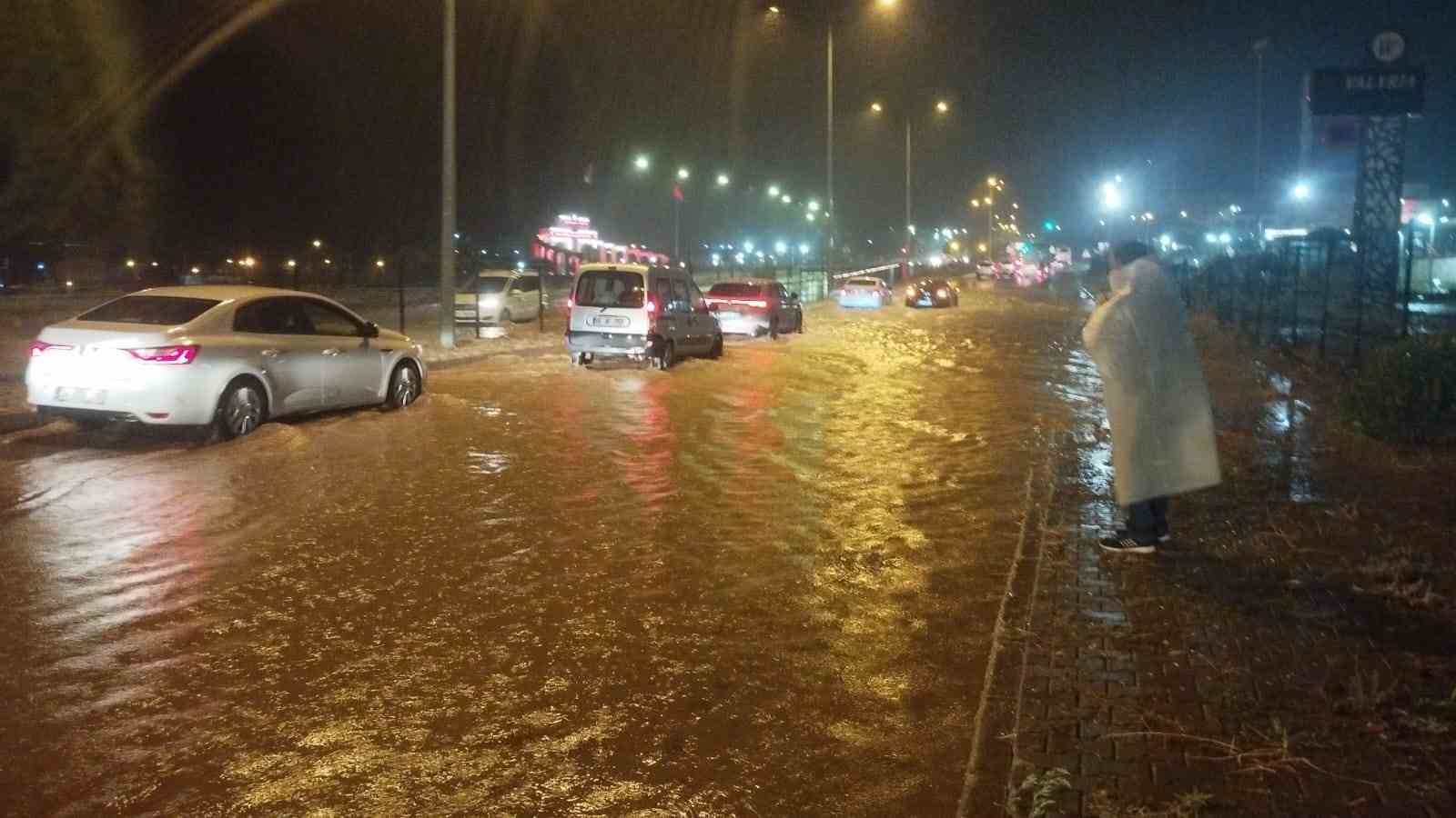 Yozgat’ta sağanak yağış sonucu yollarda su birikintileri oluştu
