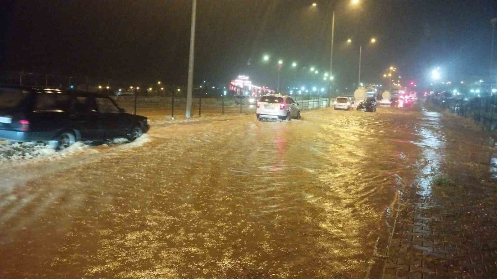 Yozgat’ta sağanak yağış sonucu yollarda su birikintileri oluştu
